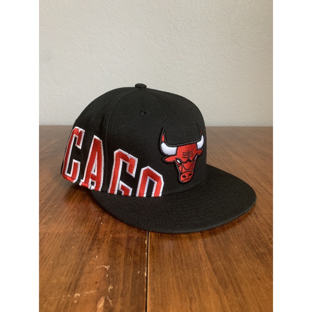 Chicago Bulls Logo Side Split Script Fitted Hat 7 1/4 New Era 59Fifty Black